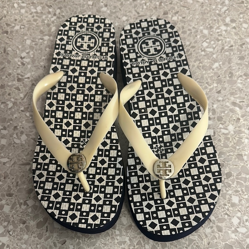 Tory Burch Black and Cream Flip Flops(SIZE 8.5-9)MINOR WEAR!